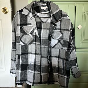 Small flannel with pockets
Worn 1 time